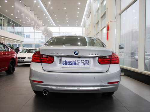 华晨宝马  320Li 2.0T AT 车辆正后方尾部视角