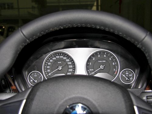 华晨宝马  320Li 2.0T AT 方向盘后方仪表盘