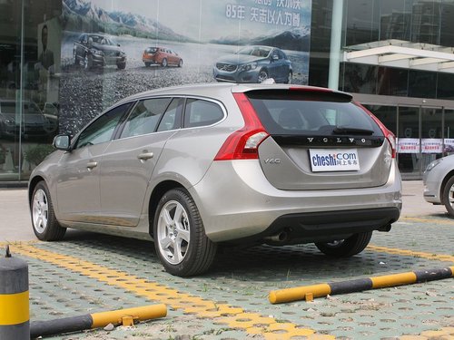 沃尔沃(进口)  V60 2.0T AT 车辆左后45度视角