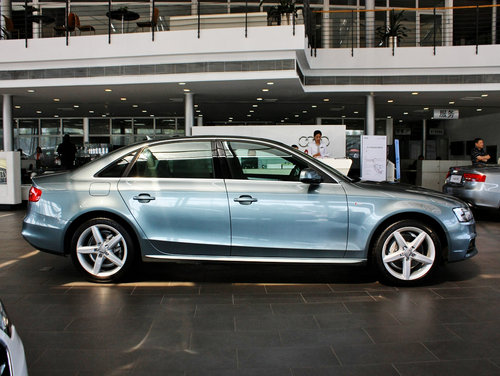 一汽奥迪 奥迪A4L 40TFSI DCT 车辆正右侧