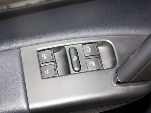 上海大众 朗逸 1.6L MT 左前车门控制区特写