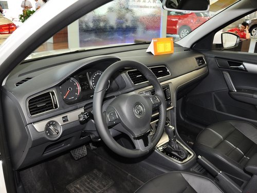 上海大众  1.6L 自动 中控台左侧