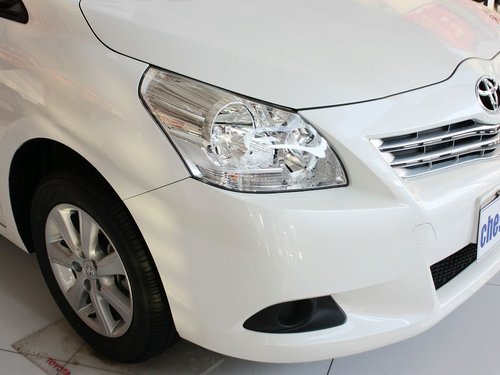 广汽丰田  逸致 1.8L CVT 车辆右前大灯45度视角