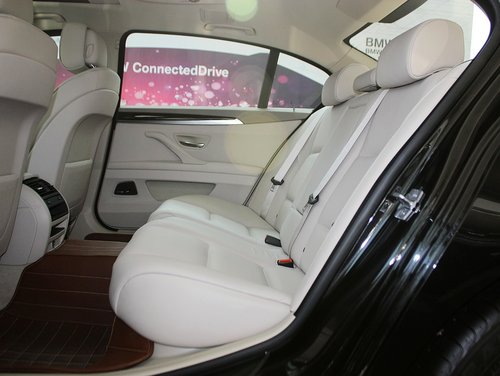 华晨宝马  525Li 2.0T 第二排座椅正视图