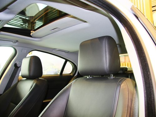捷豹  2.0T 自动 驾驶席座椅头枕特写