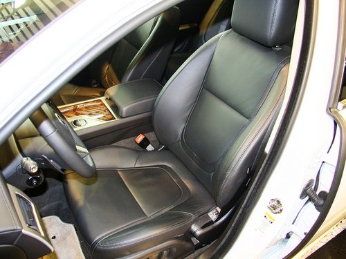 捷豹  2.0T 自动 驾驶席座椅前45度视图