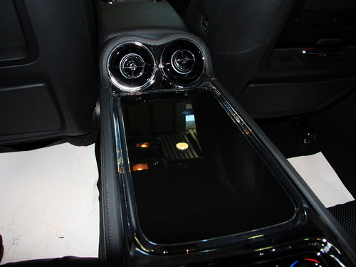 捷豹  XJL 5.0SC AT 前排座椅中央后方整体