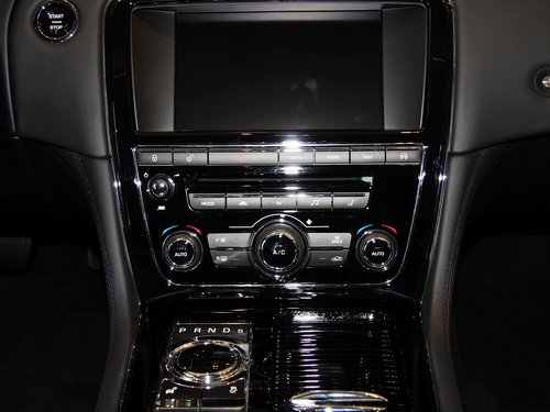 捷豹  XJL 3.0SC AT 中控台下方特写