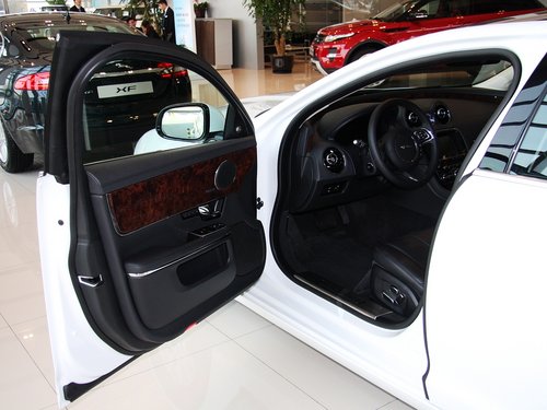 捷豹  3.0SC 自动 左前车门45度视角