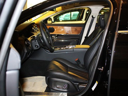 捷豹 XJL 2.0T AT 驾驶席座椅正视图