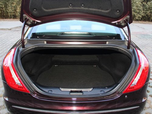 捷豹  XJL 2.0T AT 右前门储藏区域特写