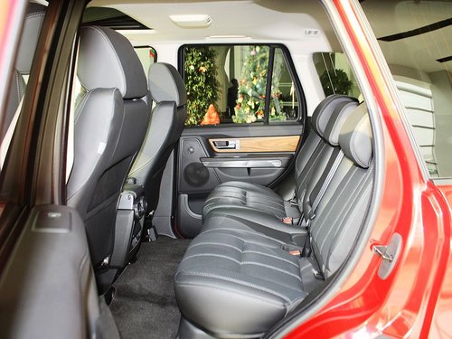 路虎  5.0 V8 NA HSE 第二排座椅正视图