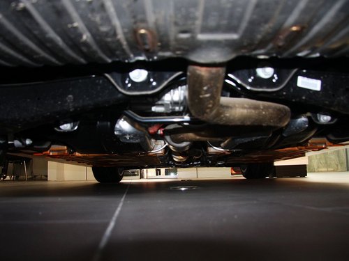 奥迪(进口)  奥迪TTS Coupe 2.0TFSI 前发动机底部特写