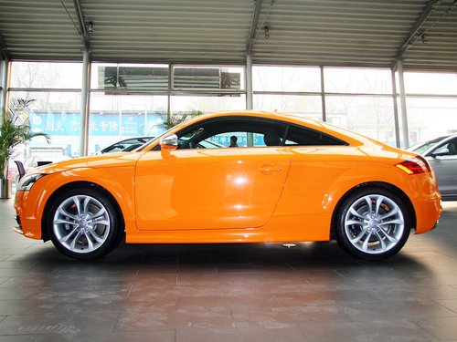 奥迪(进口)  奥迪TTS Coupe 2.0TFSI 车辆左正侧视角