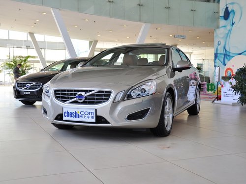 沃尔沃(进口) 沃尔沃S60 2.0T AT 车辆左前45度视角