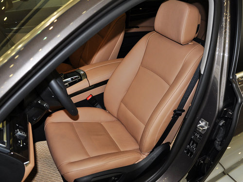 宝马(进口)  730Li 3.0L AT 驾驶席座椅前45度视图