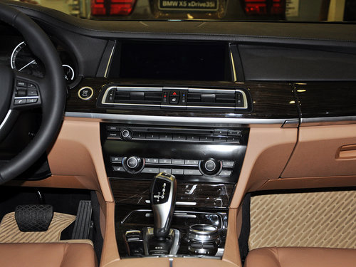 宝马(进口)  730Li 3.0L 中控仪表台总特写