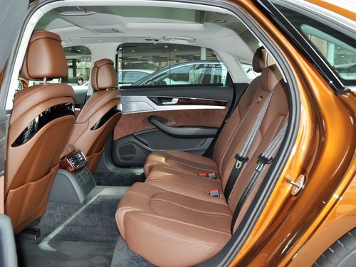 奥迪(进口) 45TFSI quattro 第二排座椅正视图