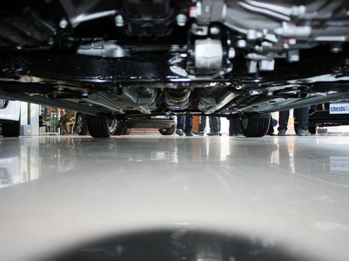 东风悦达起亚 1.6L 自动 前发动机底部特写