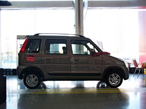 昌河铃木  北斗星X5 1.4L MT 车辆正右侧