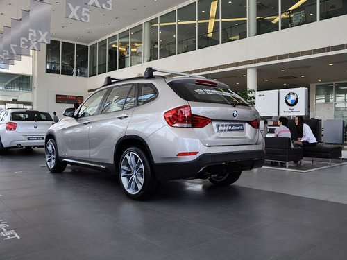 华晨宝马  sDrive18i 2.0L 车辆左后45度视角