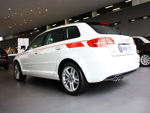 奥迪(进口)  A3 Sportback 30TFSI 1.4T AT 车辆左后45度视角