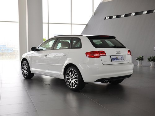 奥迪(进口)  Sportback 30TFSI 1.4T AT 车辆左后45度视角