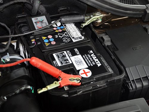 一汽奥迪  2.0T 蓄电池特写