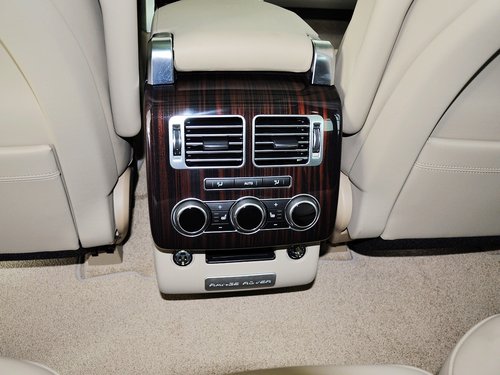 路虎  揽胜 5.0T V8 前排座椅中央后方整体
