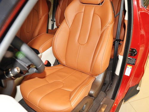 路虎  极光 2.0T AT 驾驶席座椅前45度视图