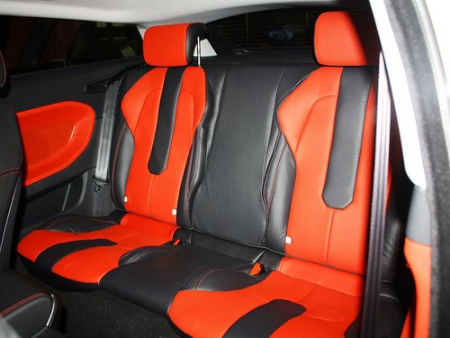 路虎 2.0T 自动 第二排座椅45度视角