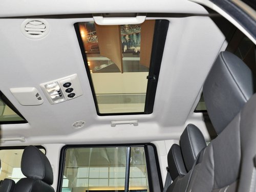 路虎  第四代发现 3.0T AT 第二排车顶上方