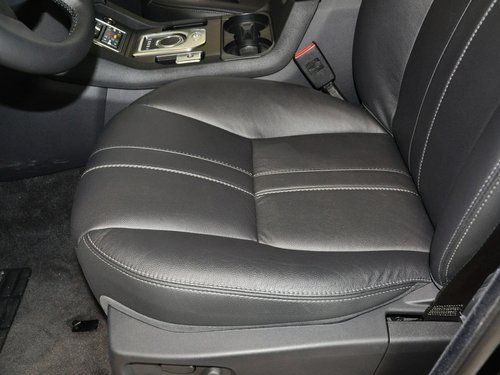 路虎  3.0T AT 驾驶席坐垫特写