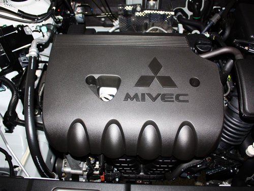 三菱(进口)  全新欧蓝德 2.0L CVT 发动机主体特写
