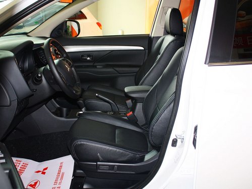 三菱(进口)  全新欧蓝德 2.4L CVT 驾驶席座椅正视图