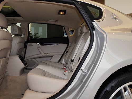 玛莎拉蒂  3.0T 第二排座椅正视图