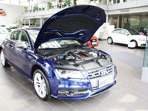 奥迪(进口)  4.0T DCT 车辆发动机舱整体