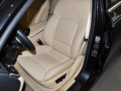 宝马(进口)  535i 3.0T AT 驾驶席座椅前45度视图