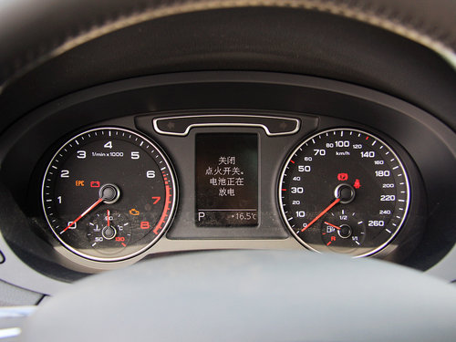 一汽奥迪  奥迪Q3 2.0T DCT 方向盘后方仪表盘