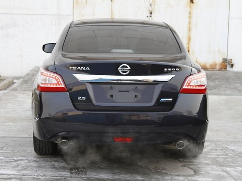 东风日产  天籁 2.5XL 车辆正后方尾部视角