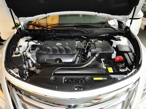 东风日产  天籁 2.0L CVT 发动机局部特写