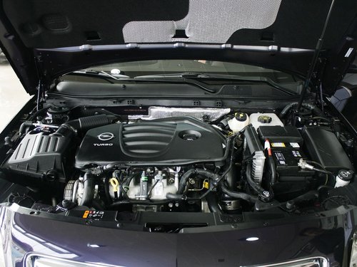 欧宝  2.0T 自动 发动机局部特写
