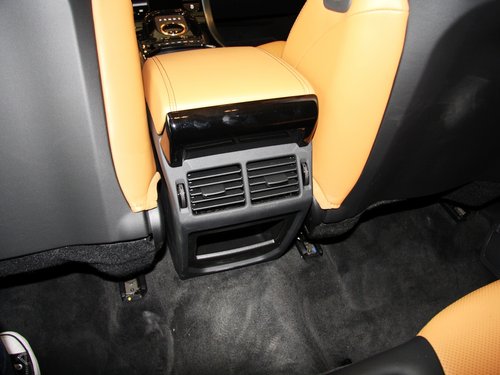 路虎 揽胜极光 2.0T AT 前排座椅中央后方整体