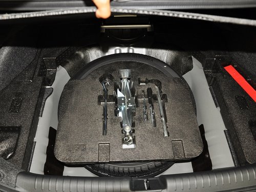 东风本田 1.8L 自动 打开后备箱内盖板特写