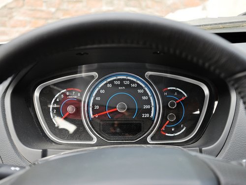 海马汽车  2.0L 自动 方向盘后方仪表盘