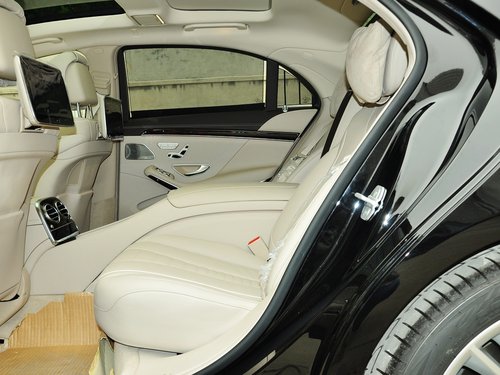 奔驰(进口)  S500L 第二排座椅正视图