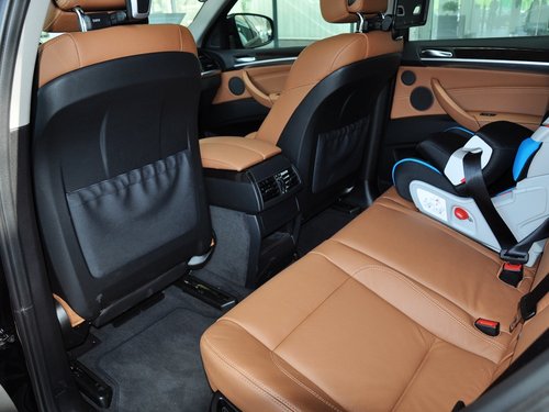 宝马(进口)  3.0T 第一排座椅靠背后方