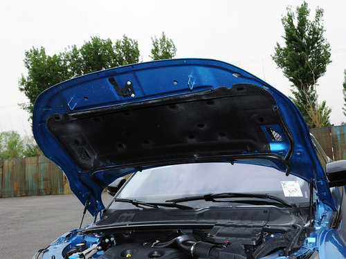 路虎 2.0T 自动 发动机罩特写