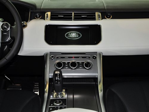 路虎  5.0T 自动 中控仪表台总特写