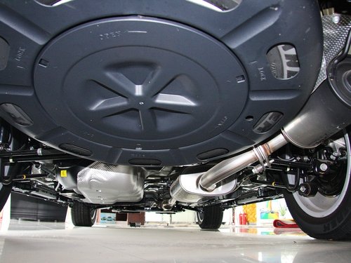 广汽丰田  2.7L 自动 后底部特写